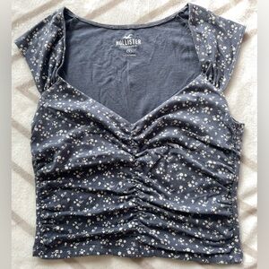 EUC Hollister Women’s Sweetheart Neckline Tee w/ Blue & White Floral Print Top S